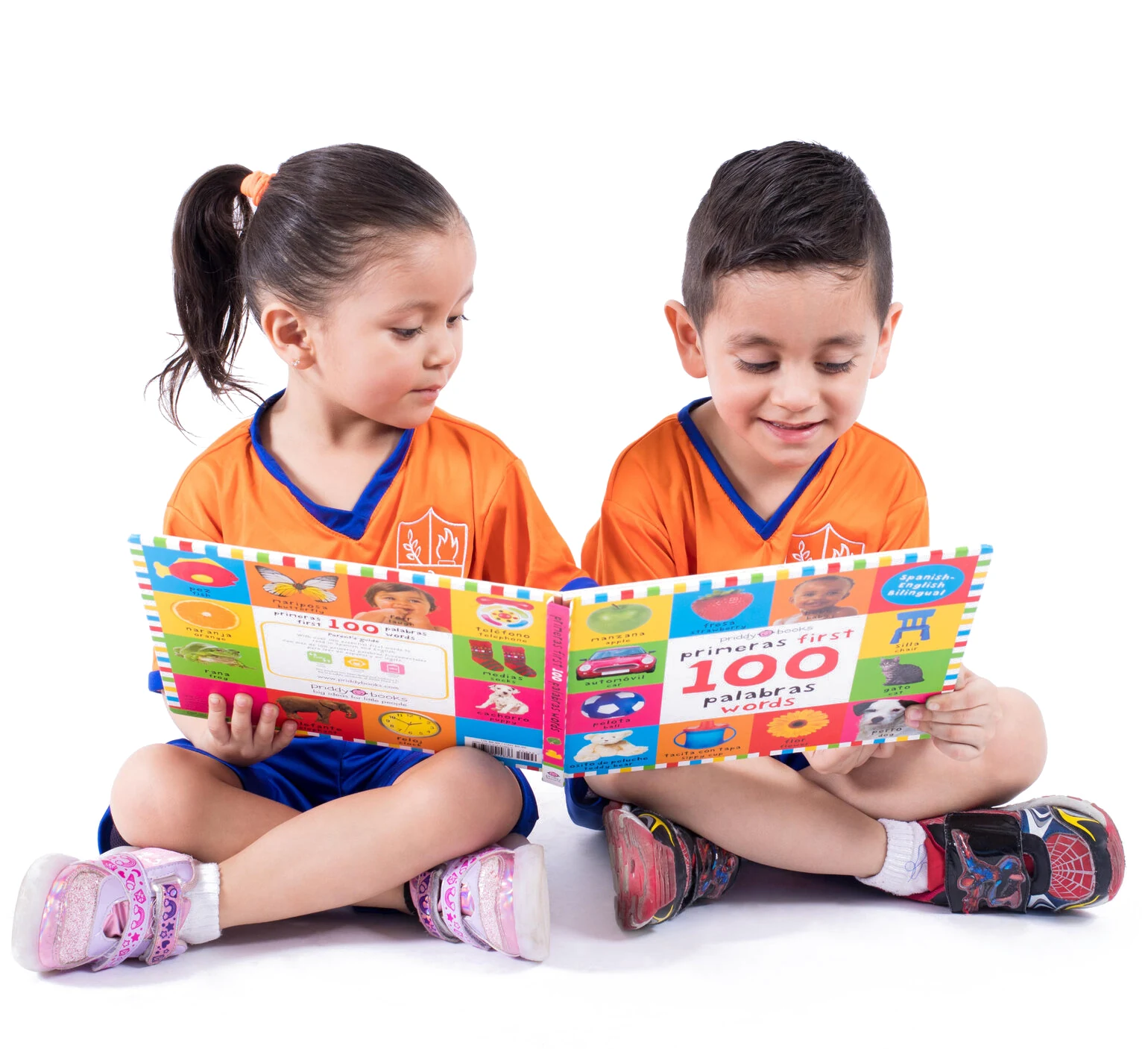 Two Instituto San Gerardo students reading a book